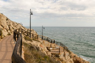 İspanya 'nın Costa del Sol kıyısındaki Akdeniz kıyıları boyunca güzel manzaralı şehir gezisi, yüksek uçurumlardaki manzaralar.