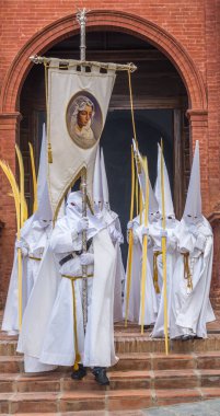 Kutsal hafta içinde insanların geçit töreni.