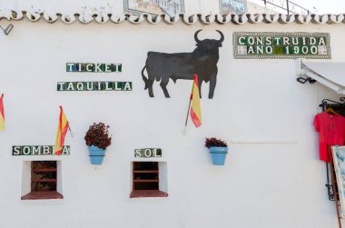 MIJAS, İspanya - 01 Mart 2022 İspanya 'nın güneyindeki Malaga ilinde geleneksel bir boğa güreşi merkezi ve turistik bir eğlence merkezi.