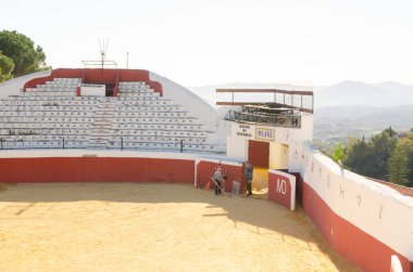 MIJAS, İspanya - 01 Mart 2022 İspanya 'nın güneyindeki Malaga ilinde geleneksel bir boğa güreşi merkezi ve turistik bir eğlence merkezi.