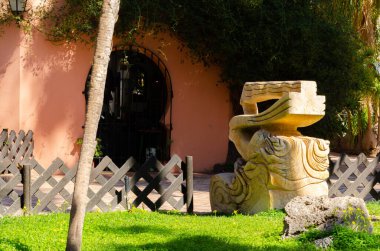 ALMUNECAR, SPAIN - 02 MARCH 2022 Botanik Parkı 180 'den fazla bitki türüyle dünyanın tüm tropikal bölgelerinden temsili bitkiler ve bir Suriyeli heykeltraş topluluğu tarafından yapılan ve bağışlanan mermer heykeller