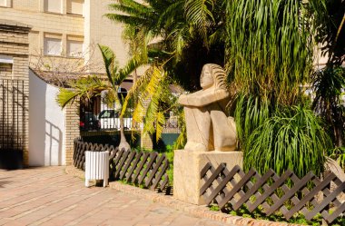 ALMUNECAR, SPAIN - 02 MARCH 2022 Botanik Parkı 180 'den fazla bitki türüyle dünyanın tüm tropikal bölgelerinden temsili bitkiler ve bir Suriyeli heykeltraş topluluğu tarafından yapılan ve bağışlanan mermer heykeller