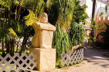 ALMUNECAR, SPAIN - 02 MARCH 2022 Botanik Parkı 180 'den fazla bitki türüyle dünyanın tüm tropikal bölgelerinden temsili bitkiler ve bir Suriyeli heykeltraş topluluğu tarafından yapılan ve bağışlanan mermer heykeller