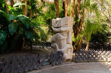 ALMUNECAR, SPAIN - 02 MARCH 2022 Botanik Parkı 180 'den fazla bitki türüyle dünyanın tüm tropikal bölgelerinden temsili bitkiler ve bir Suriyeli heykeltraş topluluğu tarafından yapılan ve bağışlanan mermer heykeller