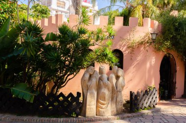 ALMUNECAR, SPAIN - 02 MARCH 2022 Botanik Parkı 180 'den fazla bitki türüyle dünyanın tüm tropikal bölgelerinden temsili bitkiler ve bir Suriyeli heykeltraş topluluğu tarafından yapılan ve bağışlanan mermer heykeller