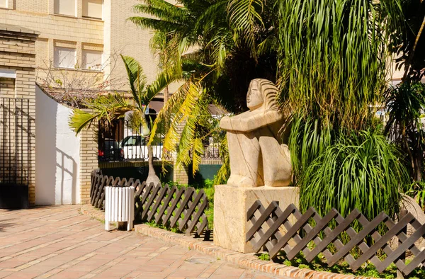 ALMUNECAR, SPAIN - 02 MARCH 2022 Botanik Parkı 180 'den fazla bitki türüyle dünyanın tüm tropikal bölgelerinden temsili bitkiler ve bir Suriyeli heykeltraş topluluğu tarafından yapılan ve bağışlanan mermer heykeller