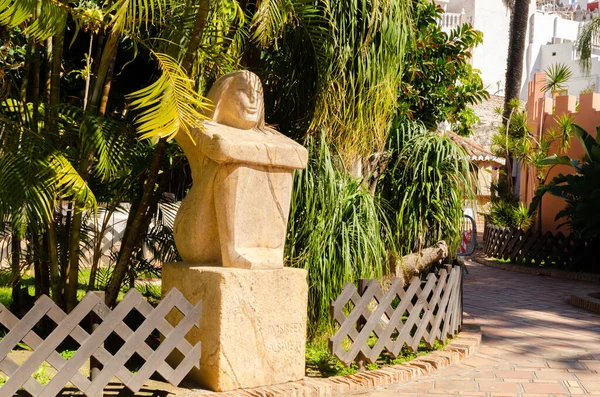 ALMUNECAR, SPAIN - 02 MARCH 2022 Botanik Parkı 180 'den fazla bitki türüyle dünyanın tüm tropikal bölgelerinden temsili bitkiler ve bir Suriyeli heykeltraş topluluğu tarafından yapılan ve bağışlanan mermer heykeller