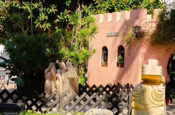 ALMUNECAR, SPAIN - 02 MARCH 2022 Botanik Parkı 180 'den fazla bitki türüyle dünyanın tüm tropikal bölgelerinden temsili bitkiler ve bir Suriyeli heykeltraş topluluğu tarafından yapılan ve bağışlanan mermer heykeller