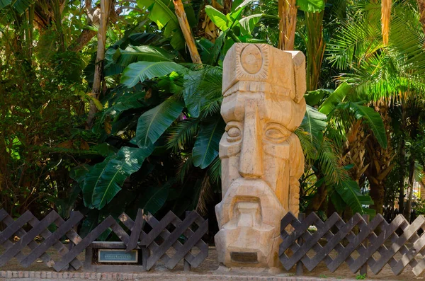 ALMUNECAR, SPAIN - 02 MARCH 2022 Botanik Parkı 180 'den fazla bitki türüyle dünyanın tüm tropikal bölgelerinden temsili bitkiler ve bir Suriyeli heykeltraş topluluğu tarafından yapılan ve bağışlanan mermer heykeller