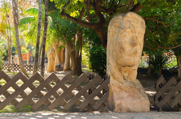 ALMUNECAR, SPAIN - 02 MARCH 2022 Botanik Parkı 180 'den fazla bitki türüyle dünyanın tüm tropikal bölgelerinden temsili bitkiler ve bir Suriyeli heykeltraş topluluğu tarafından yapılan ve bağışlanan mermer heykeller