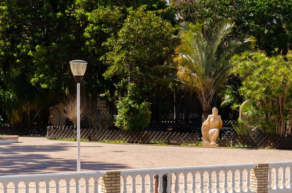ALMUNECAR, SPAIN - 02 MARCH 2022 Botanik Parkı 180 'den fazla bitki türüyle dünyanın tüm tropikal bölgelerinden temsili bitkiler ve bir Suriyeli heykeltraş topluluğu tarafından yapılan ve bağışlanan mermer heykeller