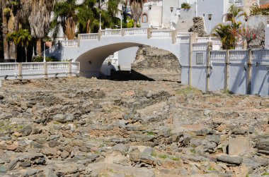 ALMUNECAR, SPAIN - 02 Mart 2022 Tuzlu Balık Fabrikası, ana arkeolojik cazibe, garumun üretildiği tuzlu akvaryumlardır, balık bağırsağından yapılan bir sostu ve neredeyse tüm dishe için lezzet artırıcı bir baharat olarak bilinir.