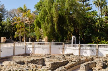 ALMUNECAR, SPAIN - 02 Mart 2022 Tuzlu Balık Fabrikası, ana arkeolojik cazibe, garumun üretildiği tuzlu akvaryumlardır, balık bağırsağından yapılan bir sostu ve neredeyse tüm dishe için lezzet artırıcı bir baharat olarak bilinir.