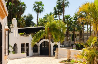 ALMUNECAR, SPAIN - 02 Mart 2022 Tuzlu Balık Fabrikası, ana arkeolojik cazibe, garumun üretildiği tuzlu akvaryumlardır, balık bağırsağından yapılan bir sostu ve neredeyse tüm dishe için lezzet artırıcı bir baharat olarak bilinir.