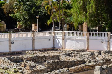 ALMUNECAR, SPAIN - 02 Mart 2022 Tuzlu Balık Fabrikası, ana arkeolojik cazibe, garumun üretildiği tuzlu akvaryumlardır, balık bağırsağından yapılan bir sostu ve neredeyse tüm dishe için lezzet artırıcı bir baharat olarak bilinir.