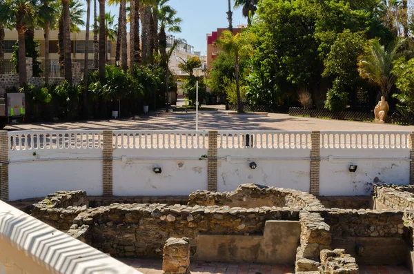 ALMUNECAR, SPAIN - 02 Mart 2022 Tuzlu Balık Fabrikası, ana arkeolojik cazibe, garumun üretildiği tuzlu akvaryumlardır, balık bağırsağından yapılan bir sostu ve neredeyse tüm dishe için lezzet artırıcı bir baharat olarak bilinir.