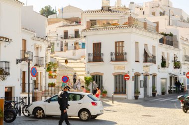 FRIGILIANA, İspanya - 01 Mart 2022 İspanya Turizm Bürosu tarafından Endülüs 'ün en güzel köyü olarak tanınan küçük beyaz bir köy.