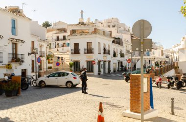 FRIGILIANA, İspanya - 01 Mart 2022 İspanya Turizm Bürosu tarafından Endülüs 'ün en güzel köyü olarak tanınan küçük beyaz bir köy.