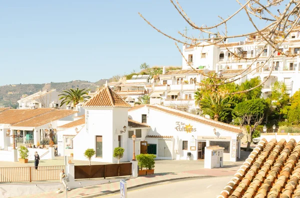 FRIGILIANA, İspanya - 01 Mart 2022 İspanya Turizm Bürosu tarafından Endülüs 'ün en güzel köyü olarak tanınan küçük beyaz bir köy.