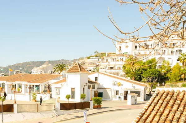 FRIGILIANA, İspanya - 01 Mart 2022 İspanya Turizm Bürosu tarafından Endülüs 'ün en güzel köyü olarak tanınan küçük beyaz bir köy.