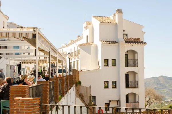 FRIGILIANA, İspanya - 01 Mart 2022 İspanya Turizm Bürosu tarafından Endülüs 'ün en güzel köyü olarak tanınan küçük beyaz bir köy.