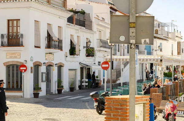 FRIGILIANA, İspanya - 01 Mart 2022 İspanya Turizm Bürosu tarafından Endülüs 'ün en güzel köyü olarak tanınan küçük beyaz bir köy.