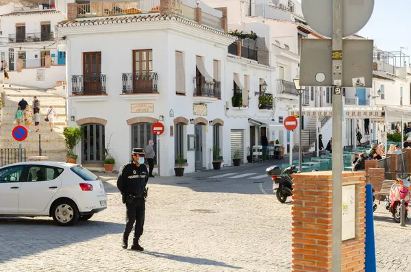 FRIGILIANA, İspanya - 01 Mart 2022 İspanya Turizm Bürosu tarafından Endülüs 'ün en güzel köyü olarak tanınan küçük beyaz bir köy.