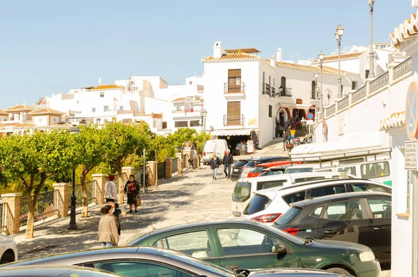 FRIGILIANA, İspanya - 01 Mart 2022 İspanya Turizm Bürosu tarafından Endülüs 'ün en güzel köyü olarak tanınan küçük beyaz bir köy.