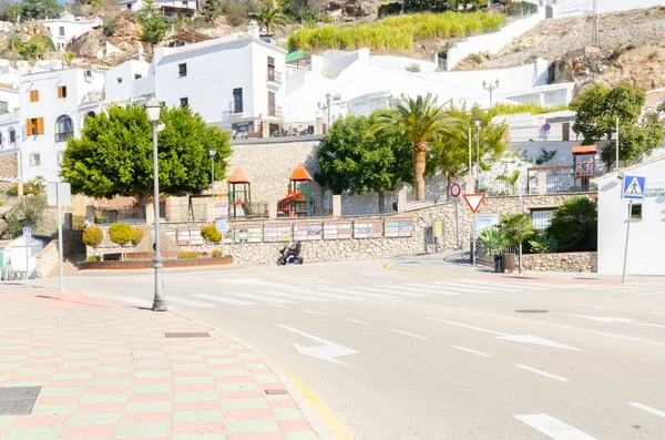 FRIGILIANA, İspanya - 01 Mart 2022 İspanya Turizm Bürosu tarafından Endülüs 'ün en güzel köyü olarak tanınan küçük beyaz bir köy.