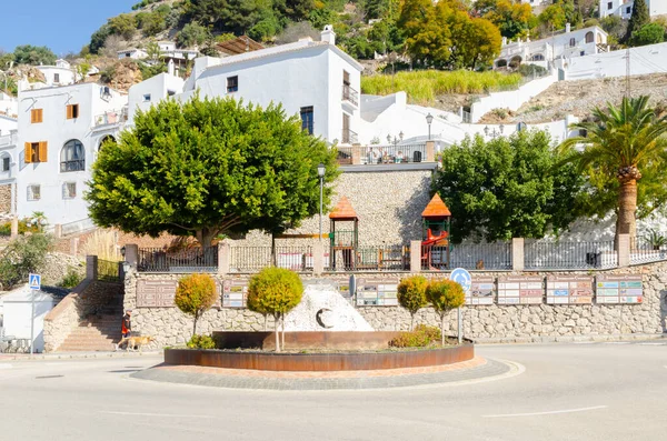 FRIGILIANA, İspanya - 01 Mart 2022 İspanya Turizm Bürosu tarafından Endülüs 'ün en güzel köyü olarak tanınan küçük beyaz bir köy.