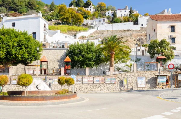 FRIGILIANA, İspanya - 01 Mart 2022 İspanya Turizm Bürosu tarafından Endülüs 'ün en güzel köyü olarak tanınan küçük beyaz bir köy.