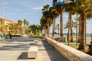 ALMUNECAR, SPAIN - 02 Mart 2022 İspanya 'nın Granada eyaletinin güneybatısında yer alan bir sahil şeridi.