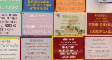MIJAS, SPAIN - 01 Mart 2022 Boğa güreşi ve Mijas 'taki matador de toros anısına düzenlenen plaketler, arenada uzun süredir devam eden İspanyol geleneğinin sonucu olarak meydana gelen olaylar