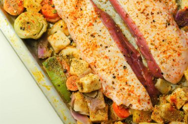 Çiğ ördek göğsü ve sebzeler metal bir fırın tepsisinde hazır, lezzetli yemekler.