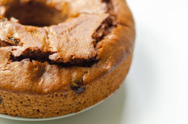 Beyaz arka planda taze yapılmış meyveli kek.,