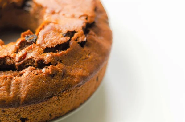 Vers Gemaakt Gekruid Fruit Ring Brood Cake Witte Achtergrond — Stockfoto