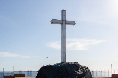 ALMUNECAR, İspanya - 02 Mart 2022 Granada 'daki Almunecar sembolik bir yerdir, Penon del Santo olarak bilinir, deniz kenarında bir kaya çıkıntısıdır.