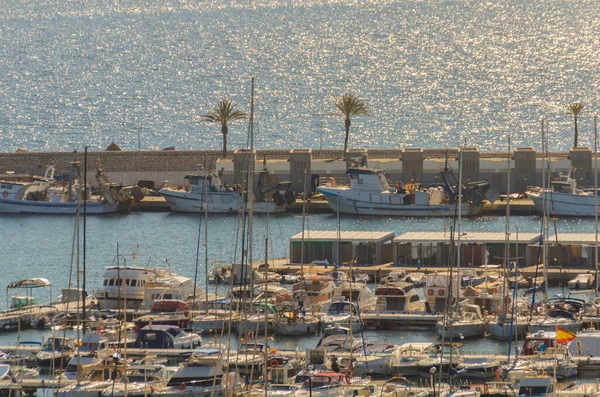 Fuengirola Hiszpania Grudzień 2021 Piękna Przystań Jachtami Motorówkami Nadmorskim Miasteczku — Zdjęcie stockowe