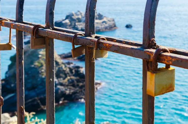 Rusty Padlocks Attached Balustrade Viewpoint Sea Traditional Way Showing Love — Stock Photo, Image