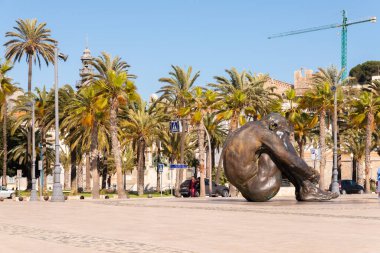 CARTAGENA, SPAIN - 22 Şubat 2019 Bronz heykel, çıplak ve yardıma muhtaç bir adam figürünü temsil ediyor. Bacaklarını ve başını neredeyse cenin pozisyonunda eğiyor.