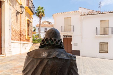 VELEZ-MALAGA, SPAIN - 17 AĞUSTOS 2018 Şu anda Maria Zambrano Vakfı ve Velez-Malaga İl Meclisi Kültür Departmanı 'na ev sahipliği yapan 17. yüzyıl sarayı Palacio de Beniel' in girişinde Cervantes 'in bir heykeli