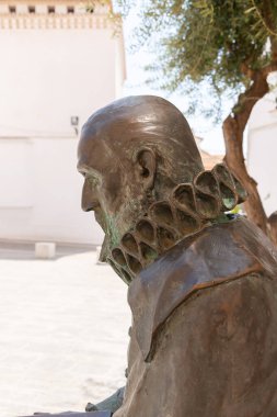 VELEZ-MALAGA, SPAIN - 17 AĞUSTOS 2018 Şu anda Maria Zambrano Vakfı ve Velez-Malaga İl Meclisi Kültür Departmanı 'na ev sahipliği yapan 17. yüzyıl sarayı Palacio de Beniel' in girişinde Cervantes 'in bir heykeli