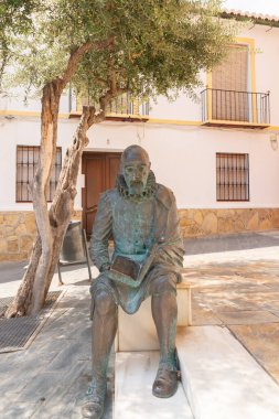 VELEZ-MALAGA, SPAIN - 17 AĞUSTOS 2018 Şu anda Maria Zambrano Vakfı ve Velez-Malaga İl Meclisi Kültür Departmanı 'na ev sahipliği yapan 17. yüzyıl sarayı Palacio de Beniel' in girişinde Cervantes 'in bir heykeli