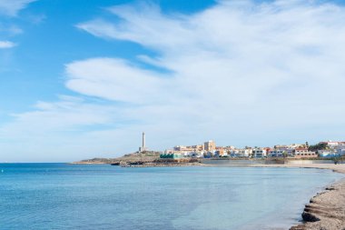CABO DE PALOS, SPAIN - 07 FEBRUARY 2019 1864 yılında inşa edilen Murcia bölgesindeki en önemli deniz feneri, 1 Temmuz 2002 'de, Cartagena' daki Cabo de Palos 'ta kayalık bir burunda yer almaktadır.