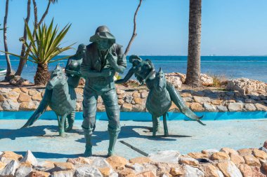 LOS ALCAZARES, SPAIN - Manuel Nicolas Almansa 'nın 1998' den itibaren 25 Şubat 2019 tarihli heykeli, uzun yıllardır bu belediyenin ekonomisinin temel dayanağı olan balıkçılığa ve bu heykeli yapan adamlara saygılarını sunuyor.