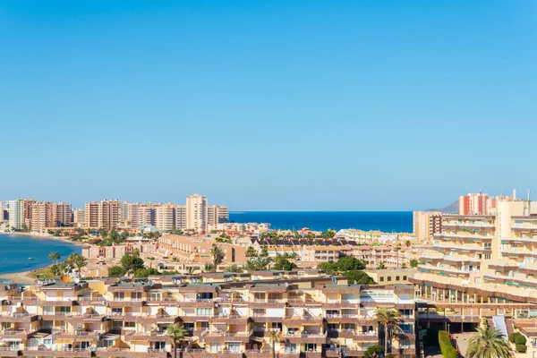 LA MANGA, İspanya - 27 Şubat 2019 İspanya 'daki Mar Menor kıyı şeridi, 21 km uzunluğunda ve 100 metre genişliğinde, Akdeniz' i Mar Menor gölünden ayıran