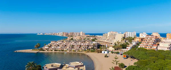 LA MANGA, İspanya - 27 Şubat 2019 İspanya 'daki Mar Menor kıyı şeridi, 21 km uzunluğunda ve 100 metre genişliğinde, Akdeniz' i Mar Menor gölünden ayıran