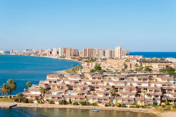 LA MANGA, İspanya - 27 Şubat 2019 İspanya 'daki Mar Menor kıyı şeridi, 21 km uzunluğunda ve 100 metre genişliğinde, Akdeniz' i Mar Menor gölünden ayıran
