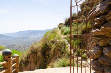 SOPORTUJAR, SPAIN - 16 Mayıs 2022 Soportujar ve komşu köylerin sözlü geleneğine uygun olarak, bu mağara iddia edilen cadılık uygulamalarına tanık oldu.