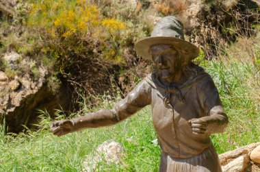 SOPORTUJAR, SPAIN - 16 Mayıs 2022 Soportujar ve komşu köylerin sözlü geleneğine uygun olarak, bu mağara iddia edilen cadılık uygulamalarına tanık oldu.